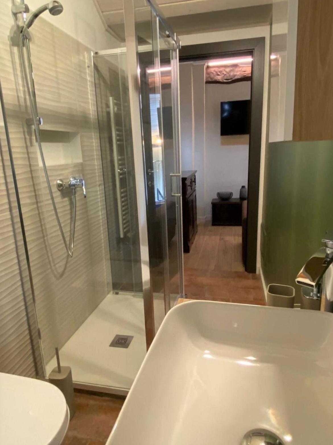Argegno'S River - Central Apartment Lake View Номер фото