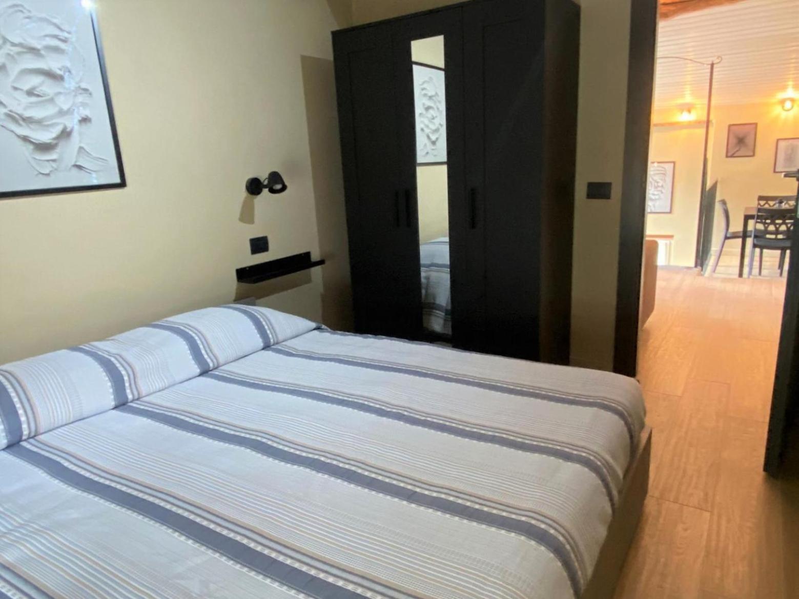 Argegno'S River - Central Apartment Lake View Номер фото